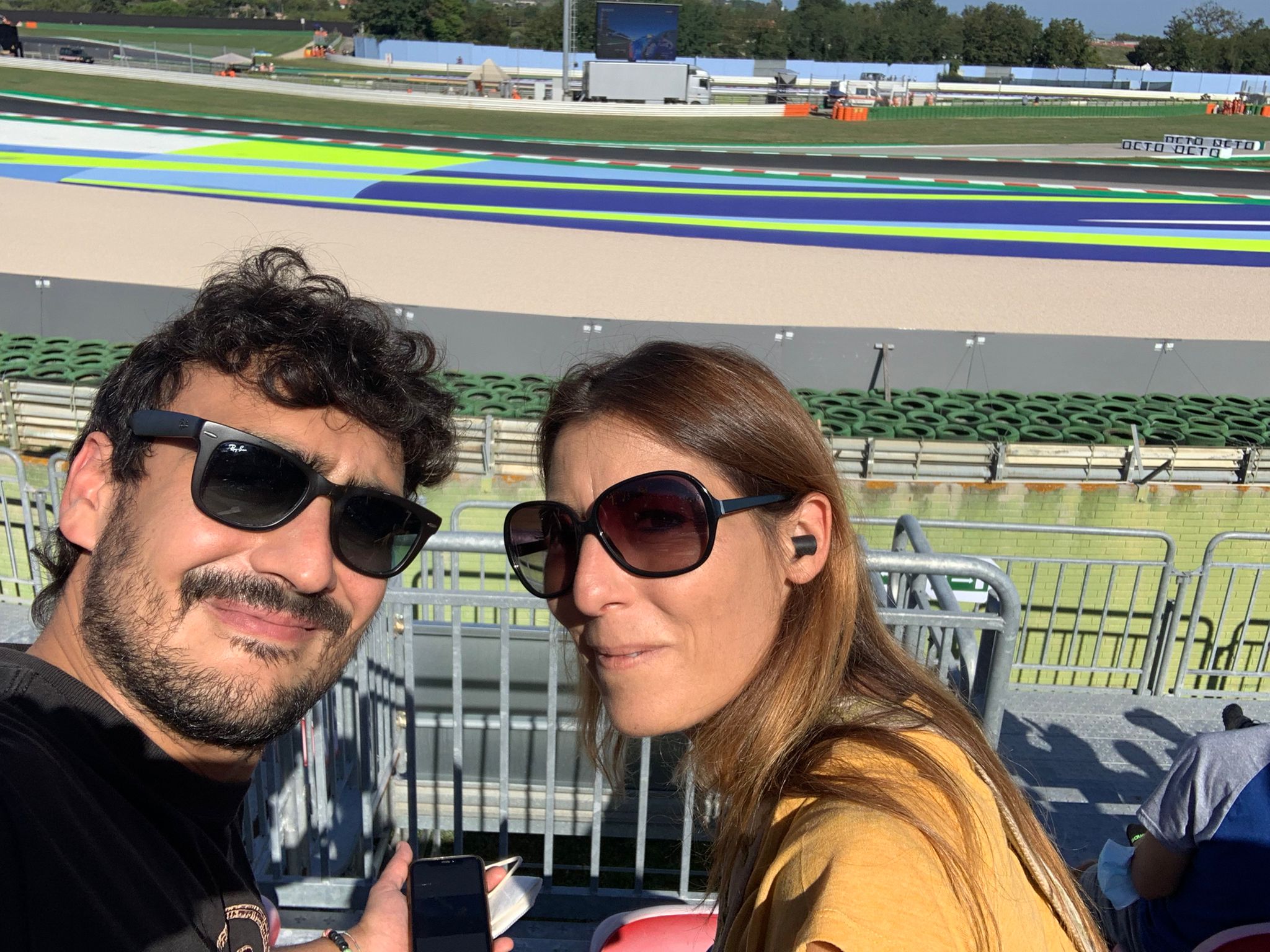 Francesco in autodromo con un'amica