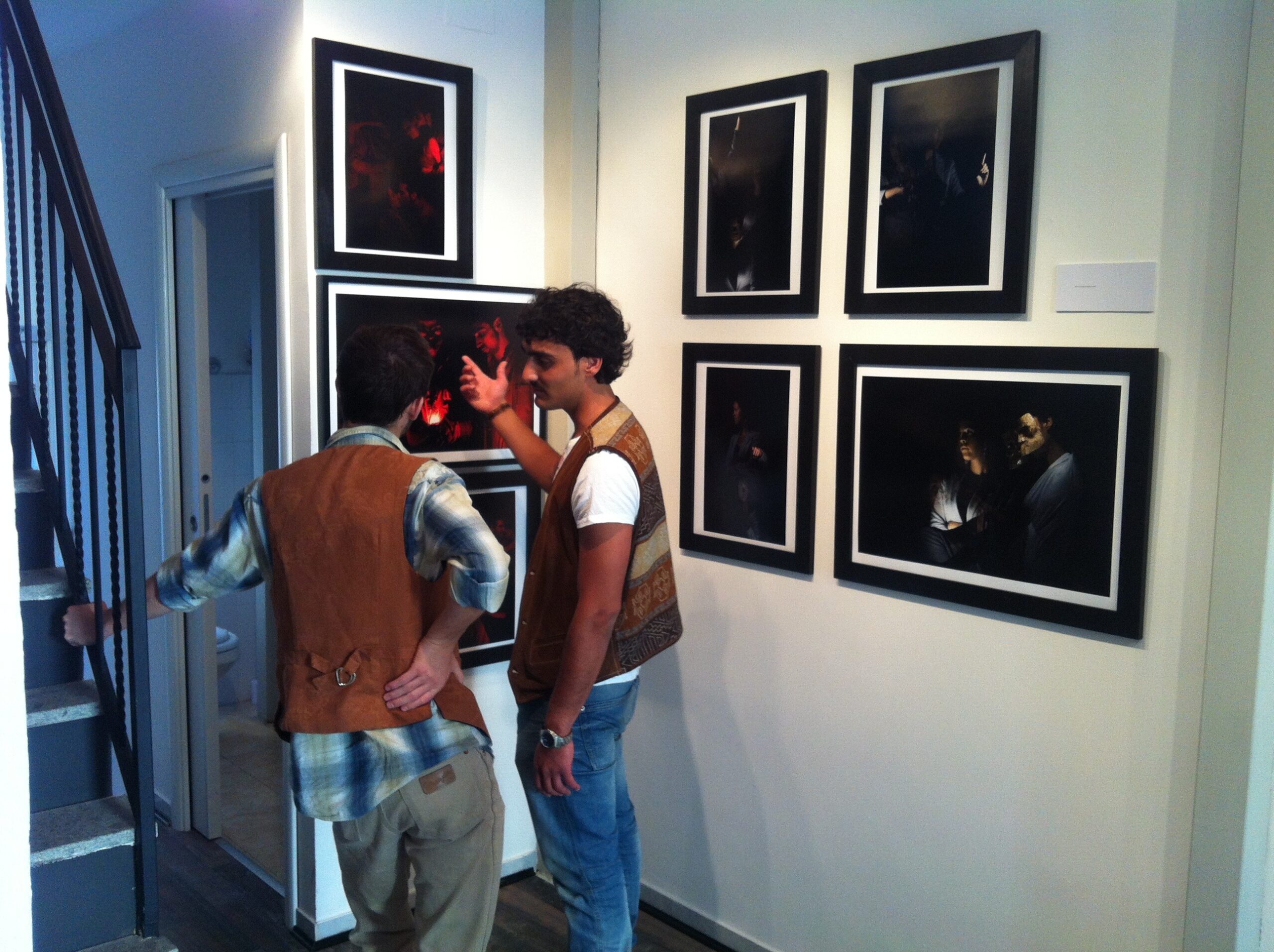 Francesco a una mostra fotografica