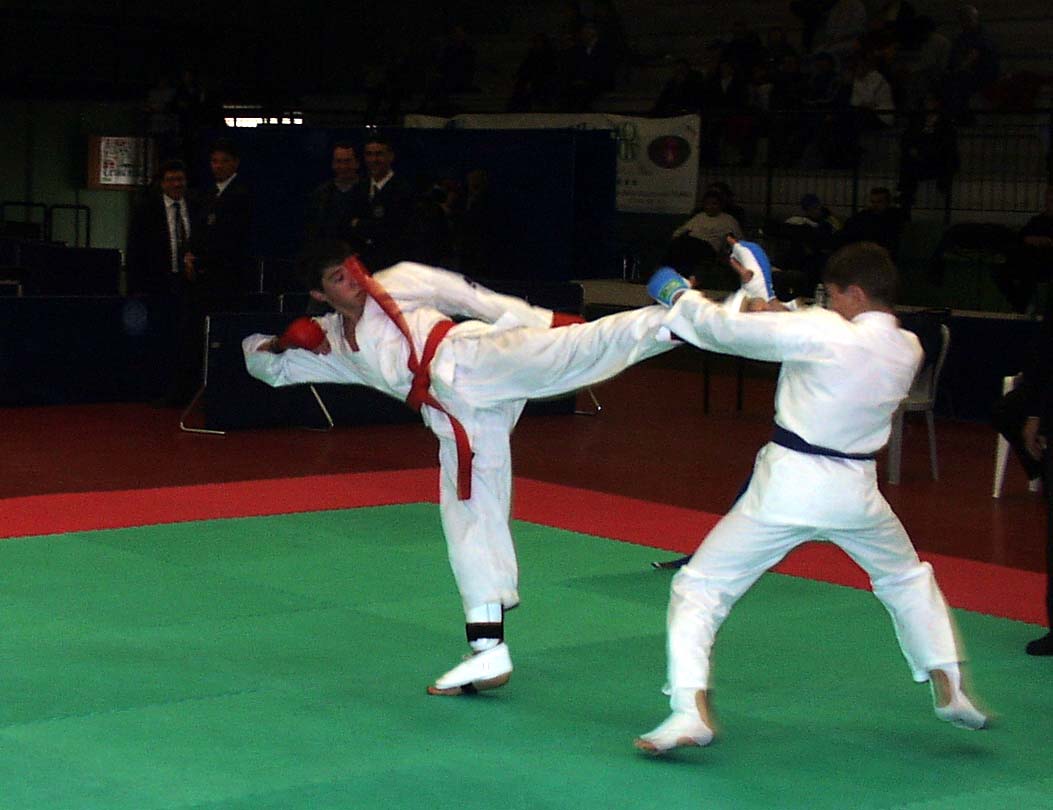 Francesco in gara di karate, calcio circolare