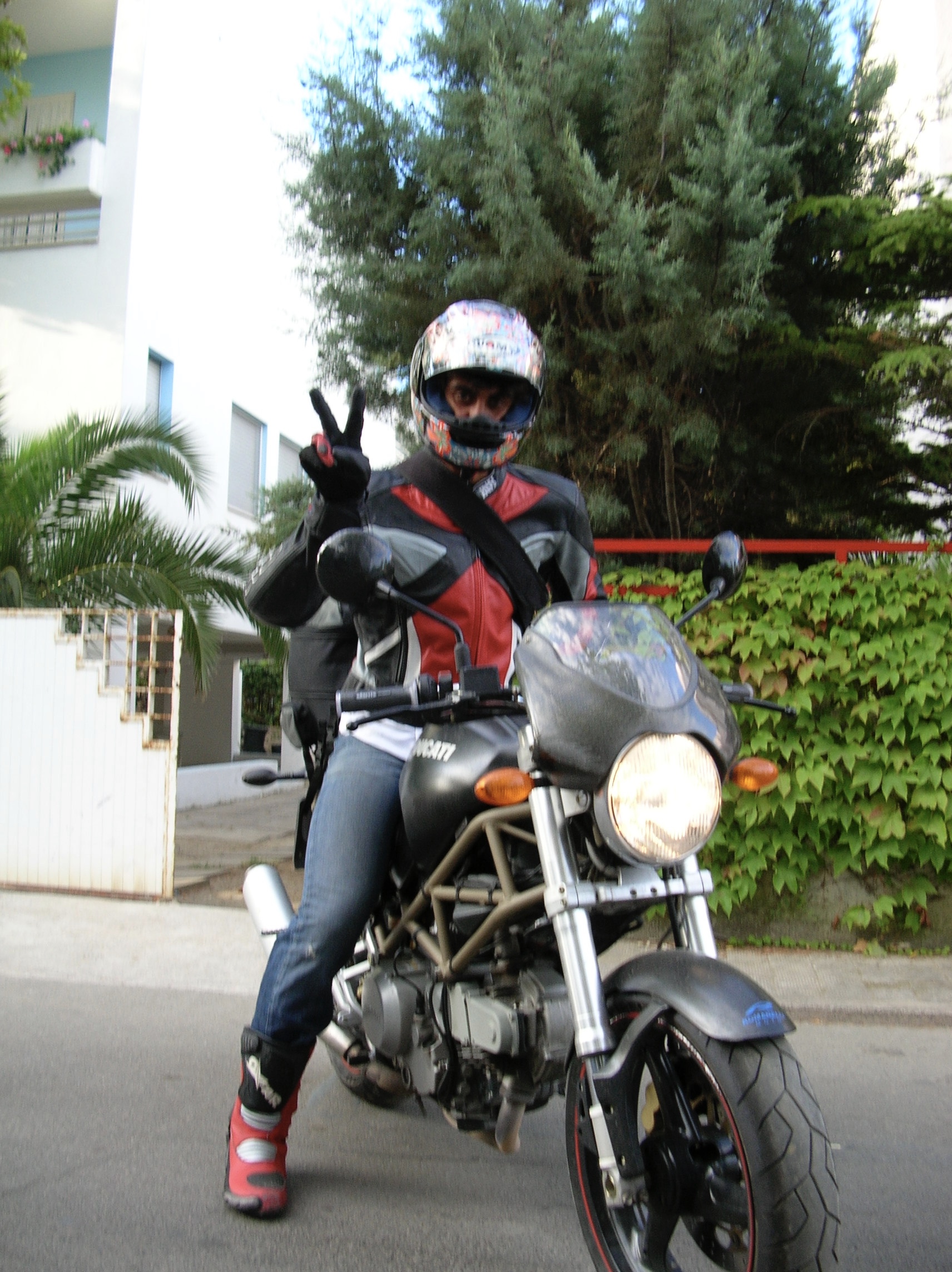 Francesco in moto per strada