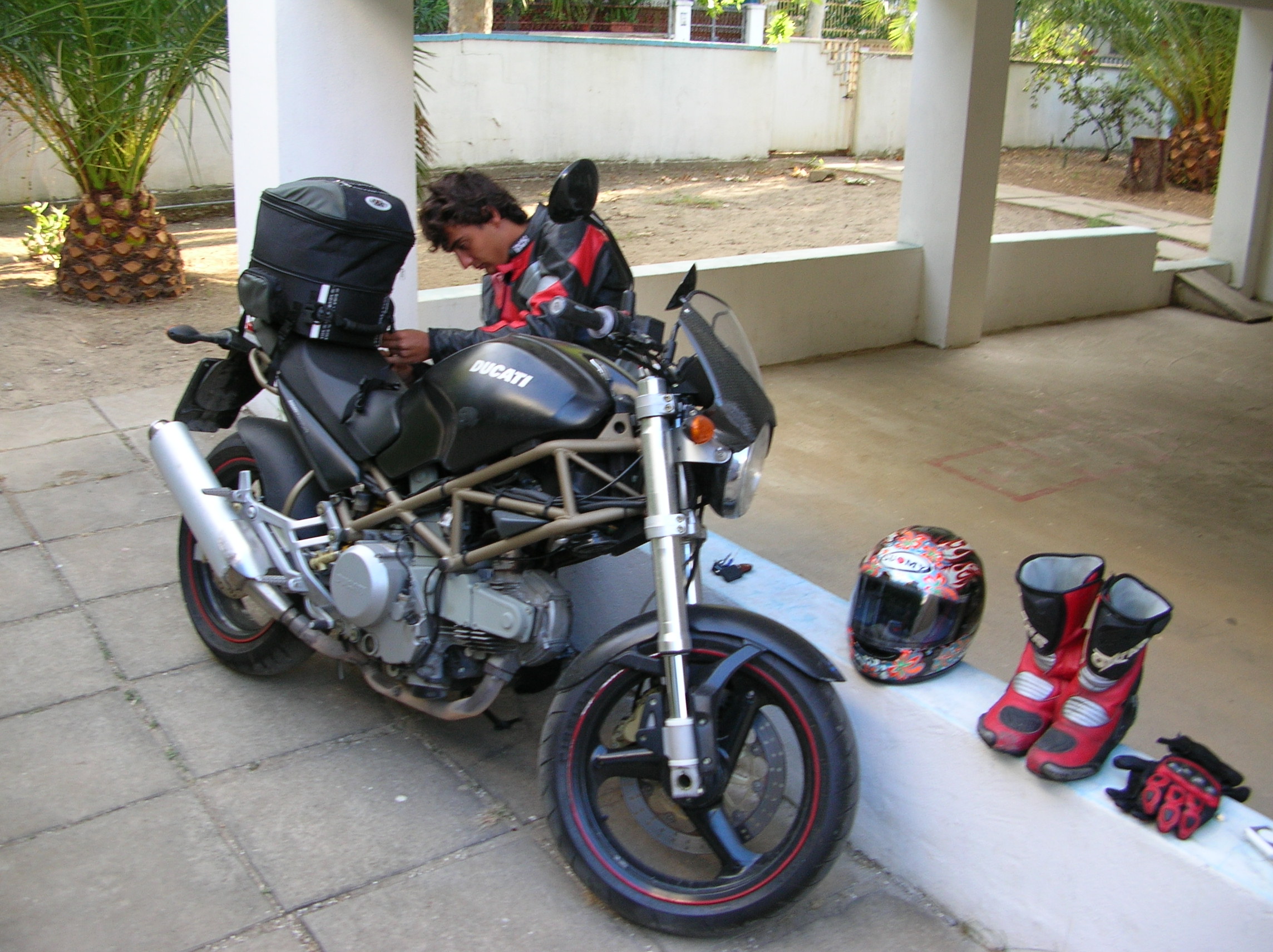 La moto di Francesco parcheggiata