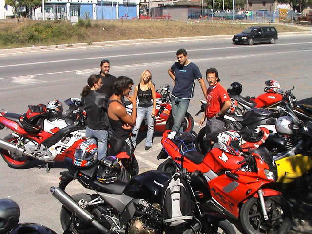 Raduno motociclistico con un gruppo di amici