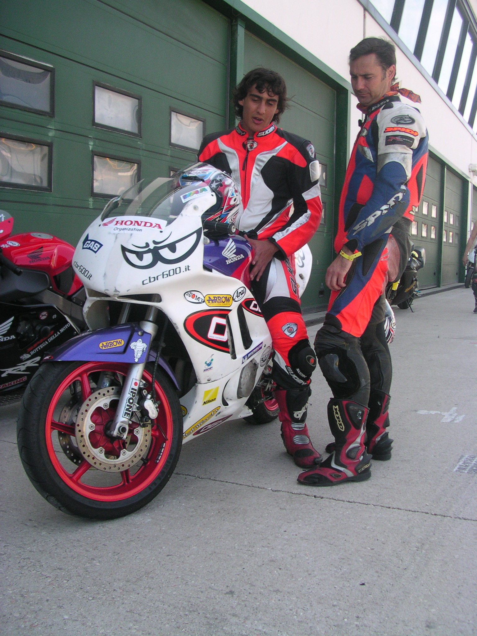 Francesco con la moto da corsa insieme a un altro pilota