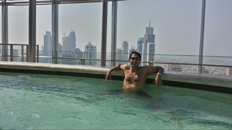 Francesco in piscina con vista sulla città