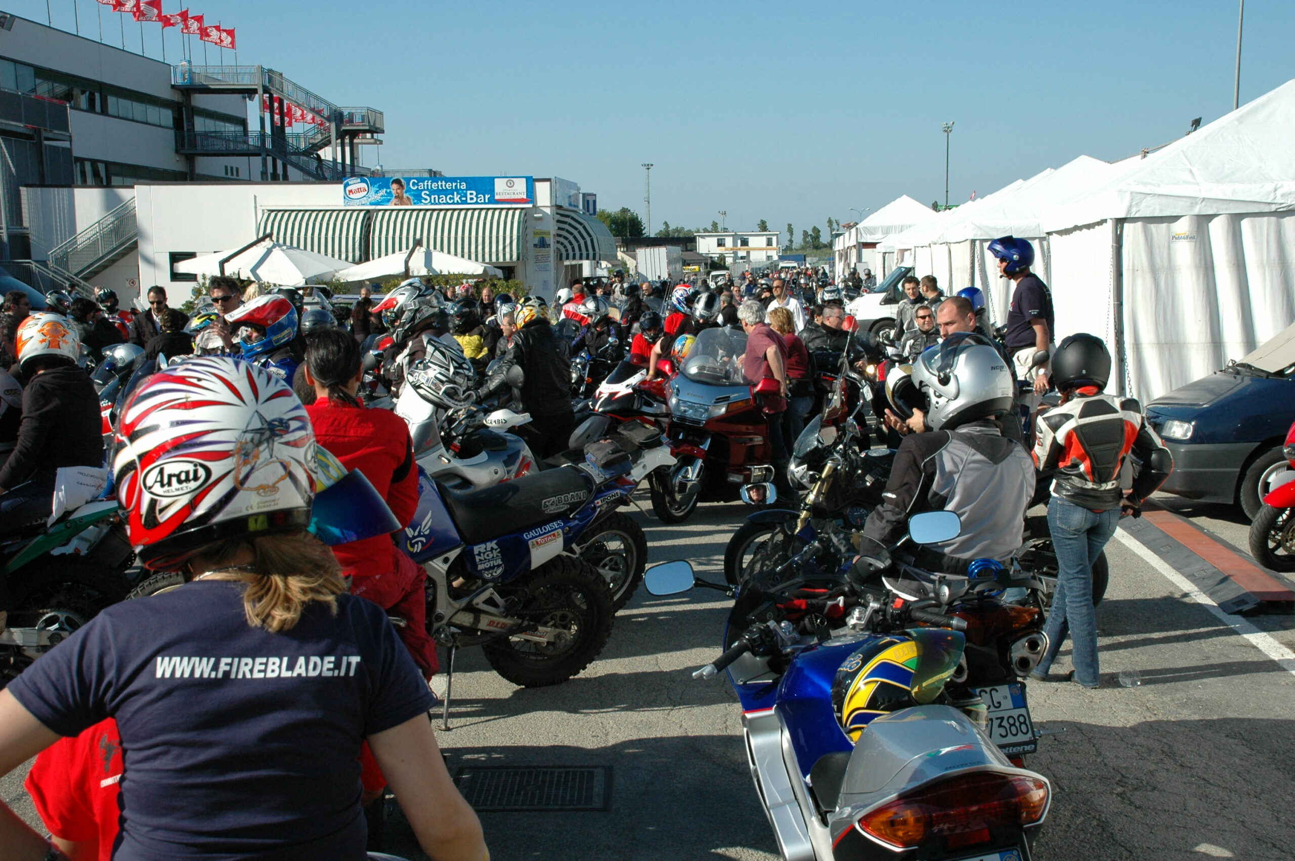 Raduno motociclistico Honda, moto parcheggiate