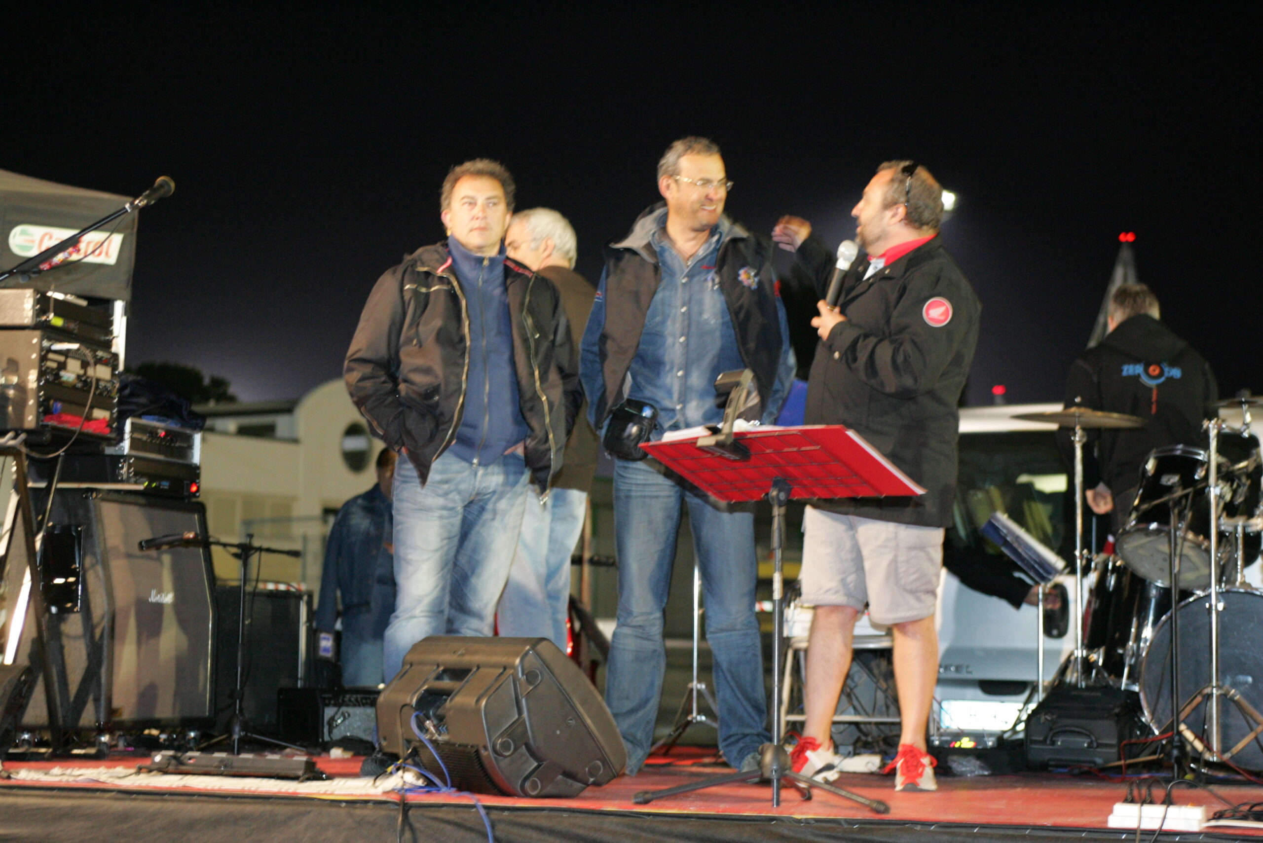 Premiazione sul palco durante un raduno Honda